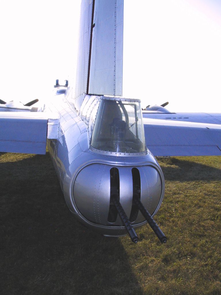 b17-tail-turret.jpg (102211 bytes)